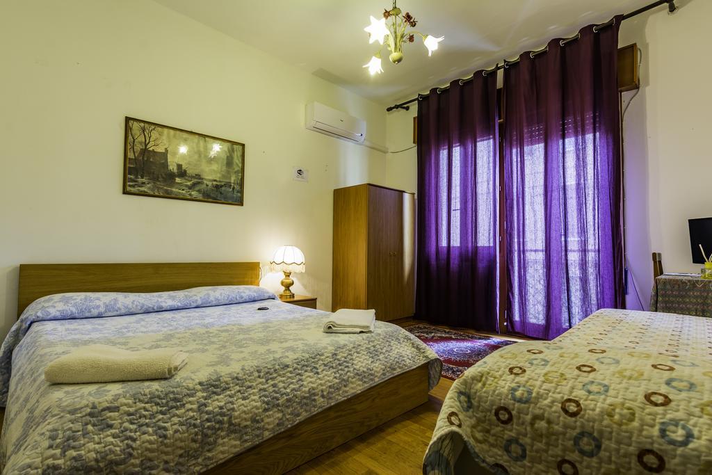 Camera Matrimoniale con Letto Supplementare e Bagno in Comune